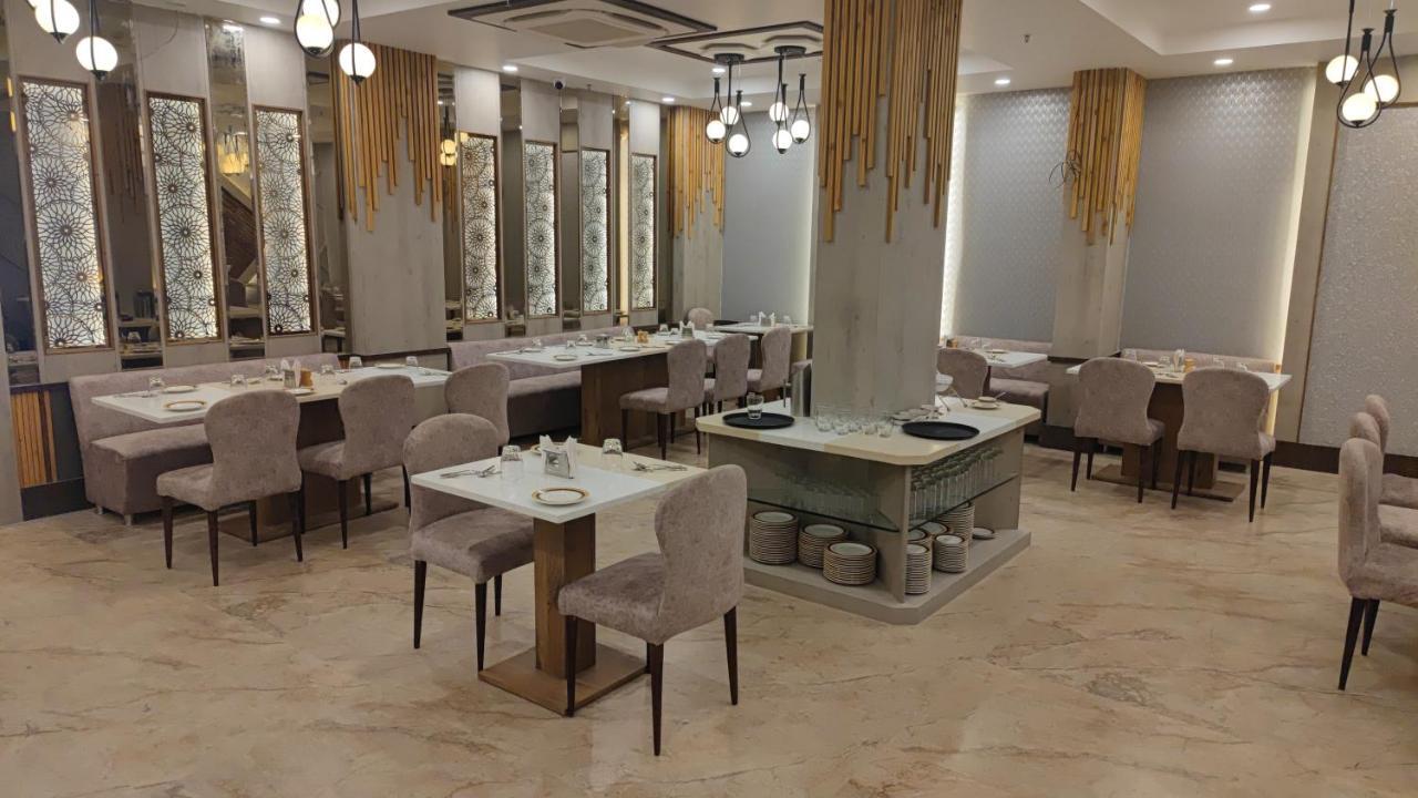 Prime Land Hotell Varanasi Eksteriør bilde